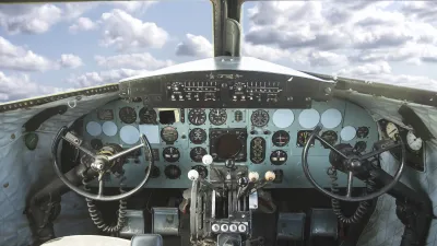 Historisches Flugzeug-Cockpit mit vielen Messinstrumenten.