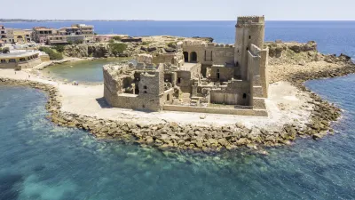 Historisches Schloss Aragonese thront auf einer kleinen Insel im Meer