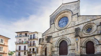 Historische Kathedrale von Cosenza mit Stufen im Vordergrund