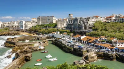 Biarritz Hafen mit bunten Booten und der Kirche Sainte-Eugénie im Hintergrund