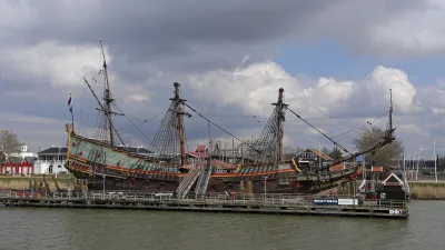 Replika des historischen Segelschiffs Batavia im niederländischen Lelystad