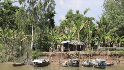 Boote liegen am Ufer des Mekong-Flusses in Vietnam.