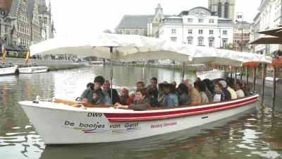 Elefantenherde wandert vor dem Kilimandscharo.
