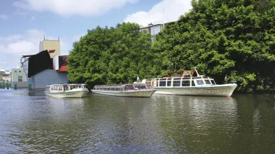 Boote fahren auf einem Kanal in Groningen
