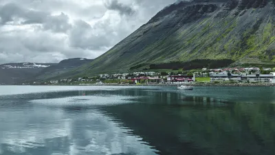 Dorf Flateyri liegt am Fjord mit Bergen im Hintergrund