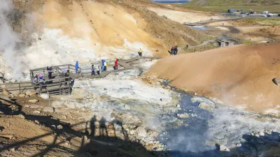 Dampfende Geothermalquellen mit Wanderwegen in Island.