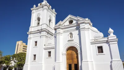 Weiße Kathedrale mit Glockenturm in Santa Marta, Kolumbien