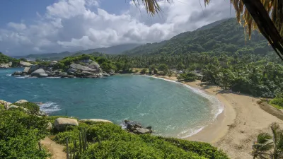 Türkisblaues Meer trifft auf einen sandigen Strand im Tayrona Nationalpark.