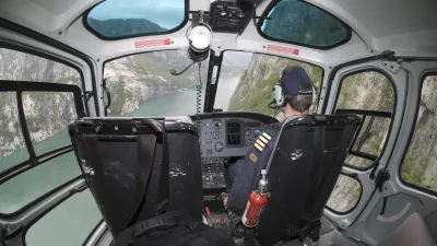 Helikopterpilot steuert Fluggerät über norwegischem Fjord