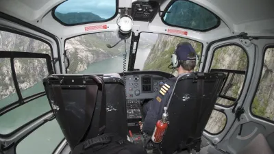 Blick aus einem Helikopter auf Norwegens Fjordwelt