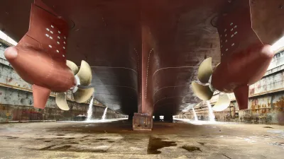 Schiffsrumpf mit Propellern im Trockendock