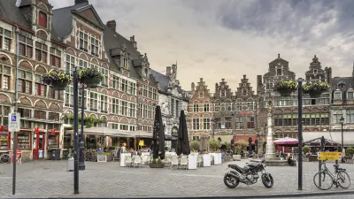 Genter Marktplatz mit historischen Gebäuden und belebter Atmosphäre.