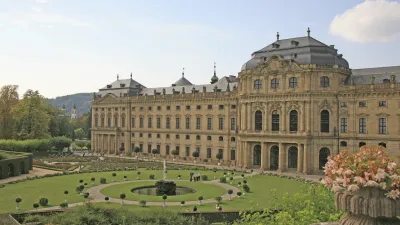 Die prachtvolle Fassade der Würzburger Residenz mit Blick auf den gepflegten Schlossgarten.
