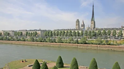 Rouens Kathedrale Notre-Dame thront am Ufer der Seine
