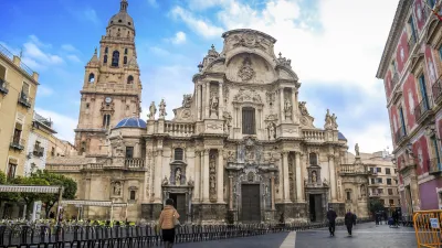 Historische Kirche mit beeindruckender Fassade und hohem Glockenturm.