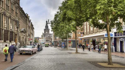 Straßenansicht mit Geschäften und Menschen in Nimwegen