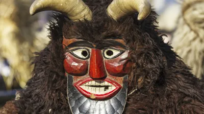 Traditionelle Busó-Maske mit Hörnern und Bart beim Festival in Ungarn