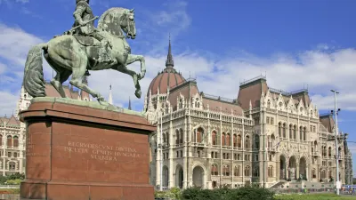 Parlament von Budapest mit dem eindrucksvollen Denkmal von Ferenc Rákóczi II, Ungarn