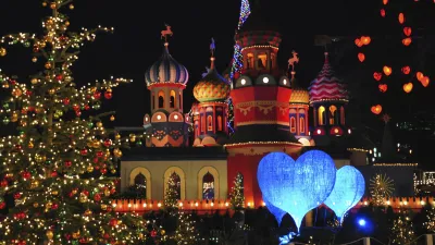 Festlich beleuchteter Tivoli-Park in Kopenhagen zur Weihnachtszeit.