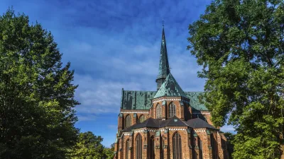 Die gotische Doberaner Münster Kirche mit ihrem markanten Turm.