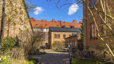 Gepflasterte Gasse mit historischen Gebäuden in Göteborgs Altstadt Haga.