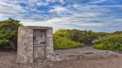 Historische Steinwasserstelle in der Landschaft von Ibiza.