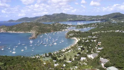 Yachthafen Nelsons Dockyard mit vielen Segelbooten im türkisfarbenen Wasser.