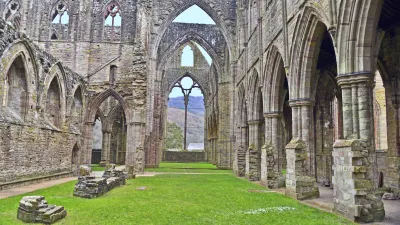 Ruinen des Tintern Abbey Klosters mit grüner Wiese