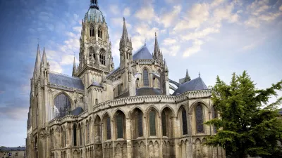 Die Bayeux Kathedrale zeigt beeindruckende gotische Architektur.