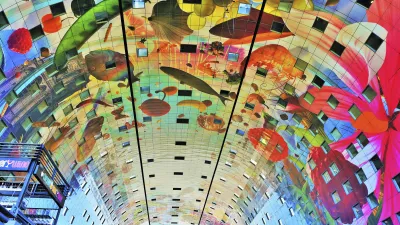 Buntes Deckengemälde mit Früchten und Gemüse in der Markthalle Rotterdam