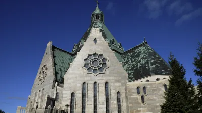 Die Basilika Notre-Dame du Cap zeigt beeindruckende gotische Architektur.