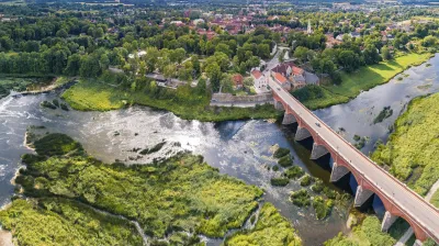 Panoramablick auf den Ventas-Wasserfall und die Stadt Kuldiga in Lettland.