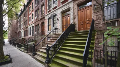 Historische Reihenhäuser mit grünen Stufen in Brooklyn, New York.