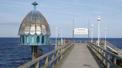 Zinnowitzer Seebrücke mit markantem, blauem Pavillon am Ende.