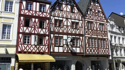 Historische Fachwerkhäuser säumen den belebten Hauptmarkt in Trier
