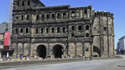 Die Porta Nigra in Trier ist ein beeindruckendes römisches Stadttor.