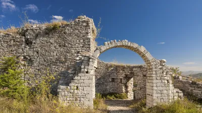 Ruine eines alten Kirchenportals in Albanien