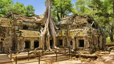 Alter Tempel Ta Prohm mit riesigen Baumwurzeln, die über die Ruinen wachsen