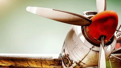 Propellerflugzeug mit rotem Motor und silberner Karosserie