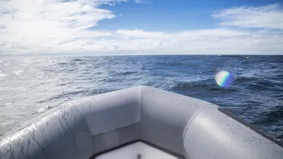 Blick aus einem Schlauchboot auf das offene Meer.