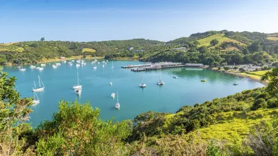 Bucht mit Segelbooten und Pier in Neuseeland