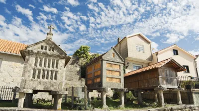 Traditionelle spanische Speicherhäuser, sogenannte Horreos, stehen auf Steinpfeilern.