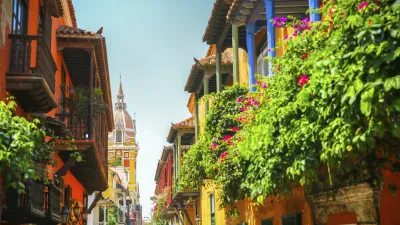 Bunte Kolonialgebäude säumen eine Gasse in Cartagena.