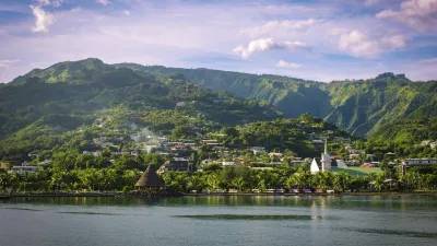 Tahiti Panorama mit grünen Bergen und Stadt am Wasser