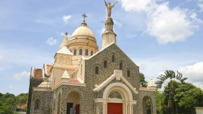 Die Kathedrale Saint-Louis in Fort-de-France erhebt sich majestätisch.
