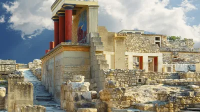 Knossos Palastruine auf Kreta mit Säulen und Mauerwerk