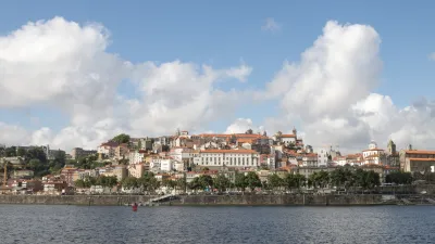Historische Gebäude säumen die Uferpromenade am Douro-Fluss in Porto.