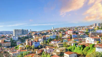 Bunte Häuser bedecken die Hügel von Valparaíso, Chile.