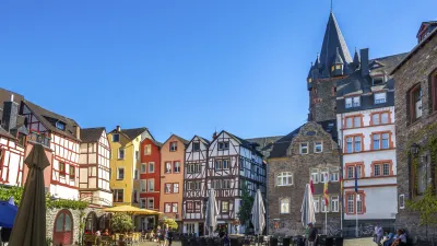 Bunte Fachwerkhäuser säumen den Marktplatz in Bernkastel-Kues.