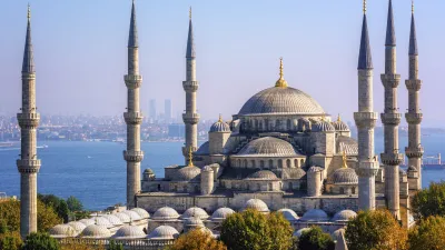 Die Blaue Moschee in Istanbul erhebt sich majestätisch über der Stadt.